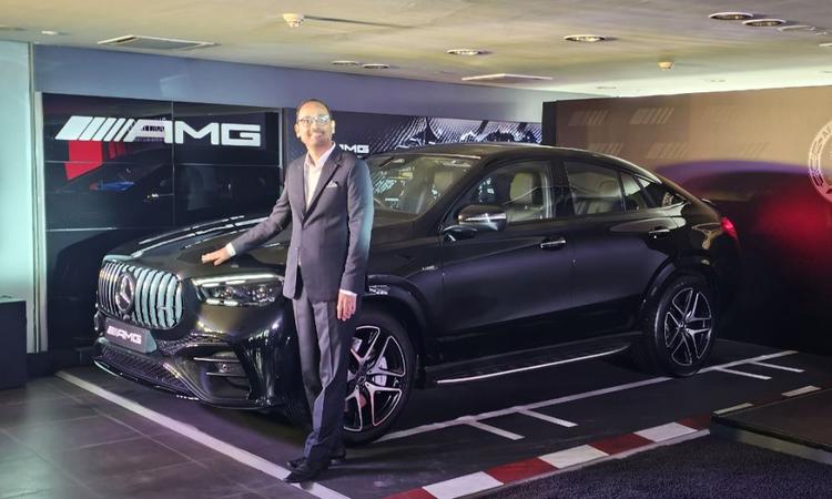 2024 Mercedes-AMG GLE 53 Coupe Launched In India; Prices Start At Rs 1.85 Crore फेसलिफ्टेड एएमजी जीएलई कूपे के बदलावों की बात करें तो इसके कैबिन में नई तकनीक के साथ टॉर्क में बढ़ोतरी की गई है.