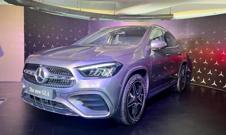 Mercedes-Benz GLA Facelift Launched In India; Prices Start From Rs 50.50 Lakh मर्सिडीज़ बेंज़ के लाइनअप में जीएलए एक लोकप्रिय कार रही है, जिसके 10 साल के सफर में 14,000 मॉडल बिक चुके हैं जो कि लग्जरी सेग्मेंट को देखते हुए एक अच्छा आंकड़ा है.