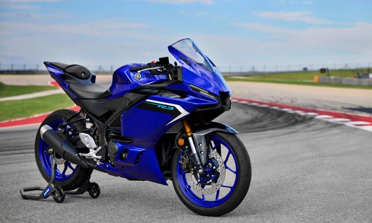 Updated Yamaha R3 Unveiled; Gets Revamped Design, New Colour TFT Display अपडेट के साथ, R3 को एक भारी बदली हुई डिज़ाइन मिलती है, साथ ही कुछ नए फीचर्स जैसे कि TFT स्क्रीन और एक स्लिप और असिस्ट क्लच मिलता है.