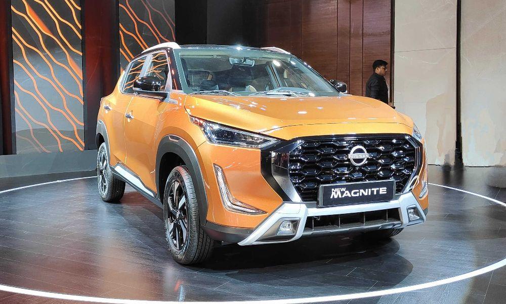 Nissan Magnite Facelift Launched At Rs 5.99 Lakh; Features 6 Airbags As Standard कुल छह वैरिएंट में उपलब्ध, मैग्नाइट फेसलिफ्ट में फ्रेमलेस ऑटो-डिमिंग कैबिन रियर-व्यू मिरर के साथ रिमोट इंजन स्टार्ट फ़ंक्शन मिलता है.