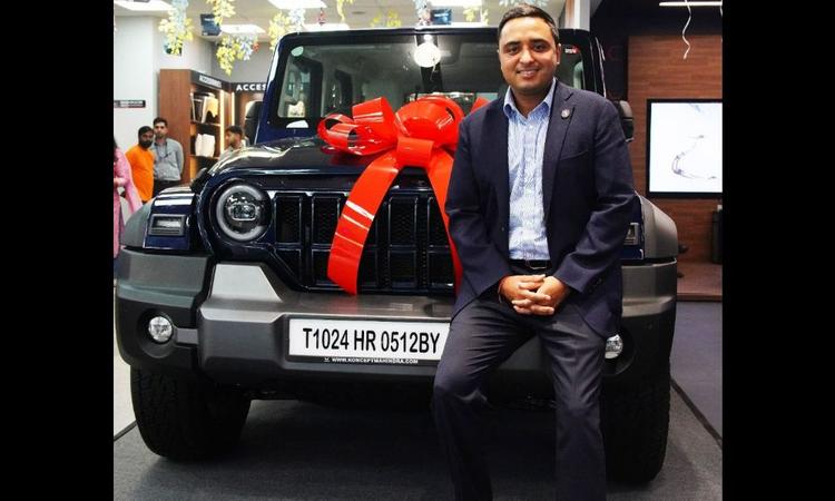 First Mahindra Thar Roxx Sold At Auction For Rs 1.31 Crore; Delivered To Aakash Minda VIN 001 के साथ थार रॉक्स की पहली कार आकाश मिंडा को सौंपी गई, जो 2020 में थार 3-डोर की पहली कार की नीलामी के विजेता भी थे.