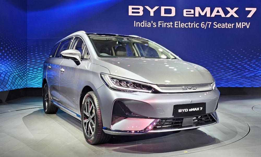 बीवाईडी eMAX 7 इलेक्ट्रिक एमपीवी को देखें तस्वीरों में BYD ने eMAX 7 को रु.26,90 लाख की कीमत पर लॉन्च किया है. यहां अपडेटेड एमपीवी के कुछ विस्तृत फोटो दिए गए हैं.