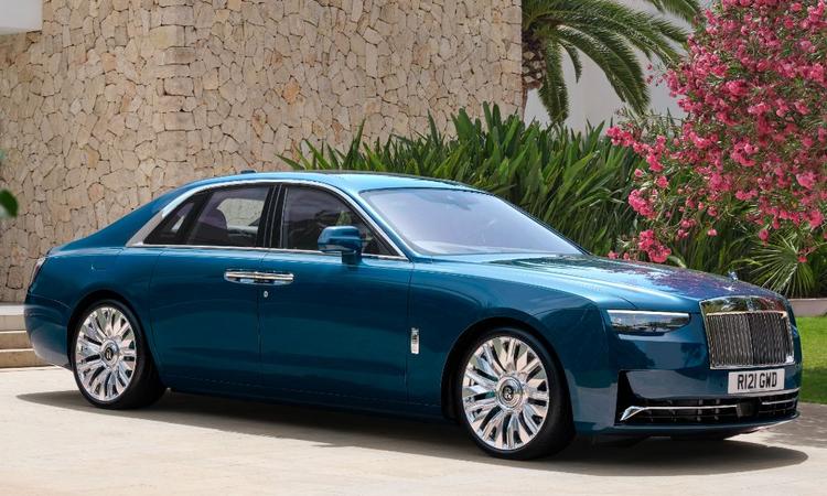 Rolls-Royce Ghost Series II Unveiled; Gets Updated Design, New Colour Scheme अपडेट के साथ, सुपर-लक्जरी सेडान कई अन्य अपग्रेड के साथ डिजाइन में कुछ सूक्ष्म बदलावों के साथ आती है.