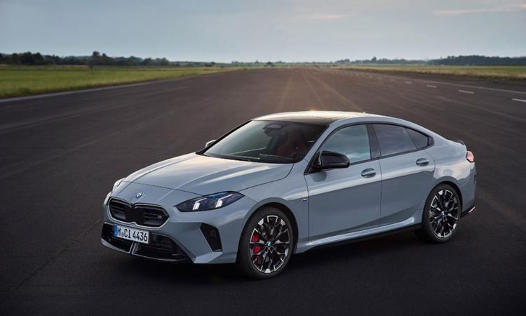 BMW Group India Reports Highest Ever Annual Sales बीएमडब्ल्यू समूह ने 2024 में 11 प्रतिशत की वृद्धि दर के साथ 15,721 वाहनों की संयुक्त बिक्री दर्ज की. बीएमडब्ल्यू ने कैलेंडर वर्ष में 15,012 वाहनों की बिक्री देखी, जबकि मिनी और बीएमडब्ल्यू मोटरराड ने क्रमशः 709 यूनिट्स और 8,301 यूनिट्स की बिक्री देखी.