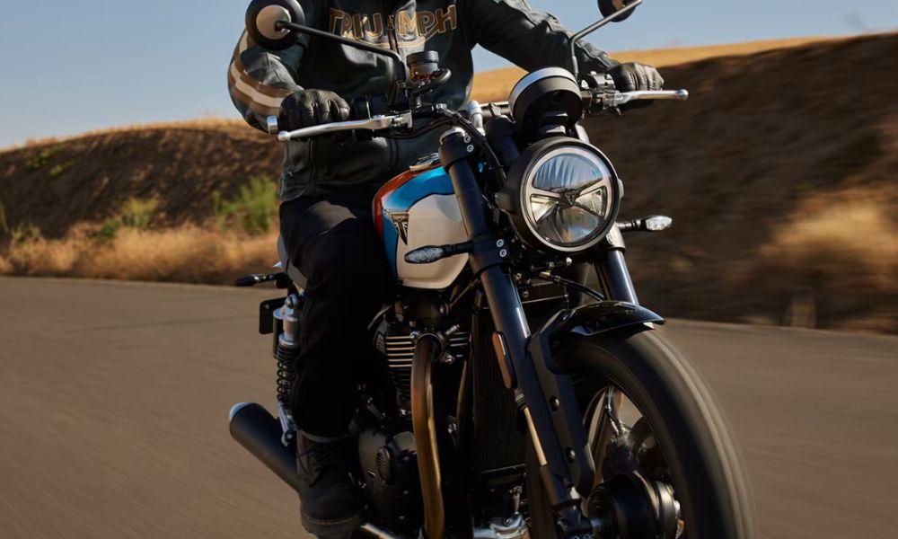 2025 Triumph Speed Twin 900 Unveiled अपने 1200 सीसी मॉडल से प्रेरणा लेते हुए, स्पीड ट्विन 900 अब यूएसडी, एक रेडियल फ्रंट ब्रेक कैलिपर और अपडेटेड स्टाइल के साथ आती है.