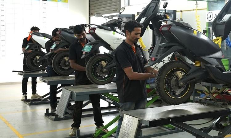 Ather Care Service Plans Introduced: Check Prices प्लान की कीमतें रु.1350 से लेकर रु.2400 तक हैं और ये एक साल या 10,000 किमी, जो भी पहले हो, के लिए वैध होंगे.