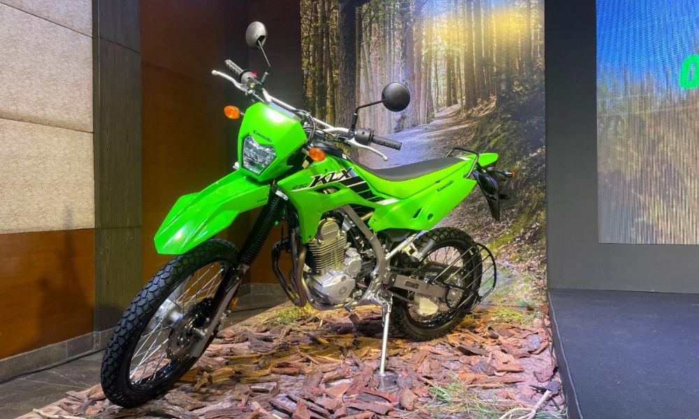 दिसंबर में लॉन्च से पहले कावासाकी KLX 230 भारत में हुई पेश दिसंबर में लॉन्च से पहले कावासाकी KLX 230 भारत में हुई पेश