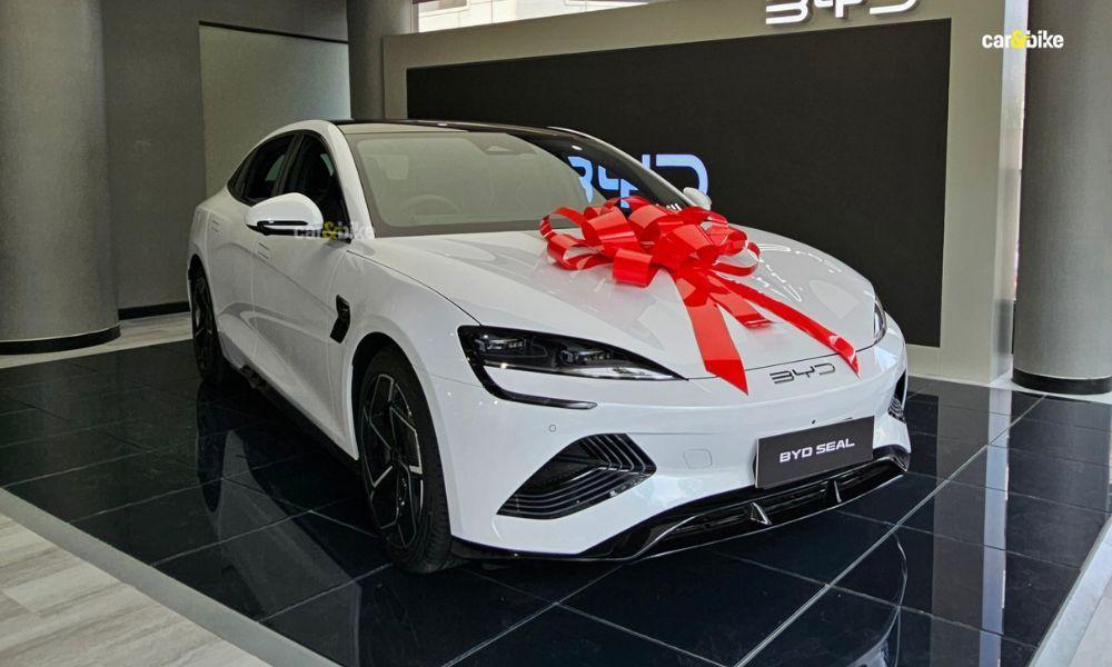 त्योहारी सीज़न के बीच में बिक्री को बढ़ावा देने के लिए, BYD सील सेडान के प्रीमियम एडिशन पर भी लाभ दे रहा है, जो सबसे अधिक बिकने वाला ट्रिम है.