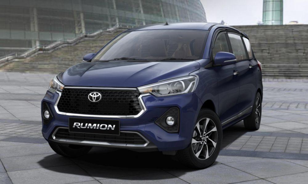 Toyota Rumion Festival Limited Edition Announced अर्टिगा-आधारित रुमियन एमपीवी 'फेस्टिवल लिमिटेड एडिशन' सूची में शामिल हो गई है, जिसके साथ रु.20,608 तक की मुफ्त एक्सेसरीज पेश की जा रही है.