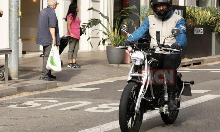 Upcoming Royal Enfield Electric Motorcycle Spied Undisguised इसमें एक पतली प्रोफ़ाइल, बड़े पहिये और एक न्यूनतम लुक है, जो द्वितीय विश्व युद्ध में इस्तेमाल की गई फ्लाइंग फ्ली मोटरसाइकिल को ट्रिब्यूट देती है.