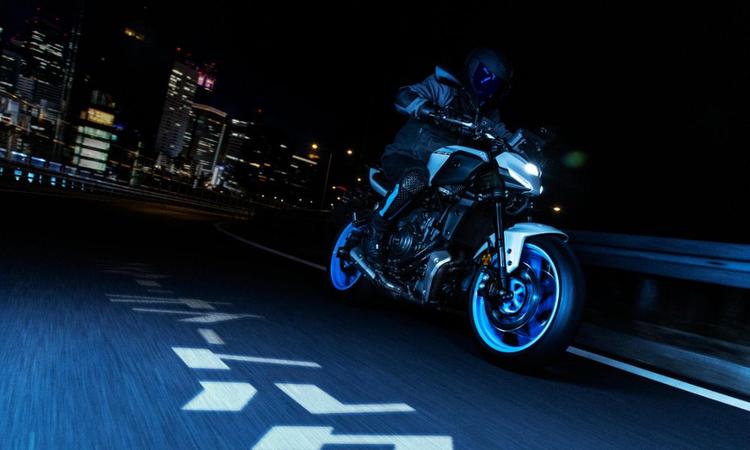 2025 Yamaha MT-07 Breaks Cover मोटरसाइकिल को बदले हुए साइकिल पार्ट्स, एक नई चेसिस, एक संशोधित मोटर और बहुत कुछ के साथ नया रूप दिया गया है.