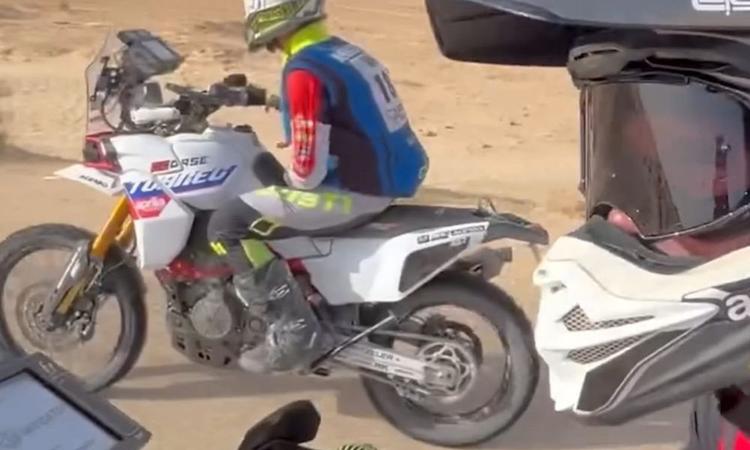 Aprilia Tuareg 457 Rally Bike Spotted Testing ऐसा प्रतीत होता है कि तुआरेग 457 अप्रिलिया आरएस 457 के समान पैरेलेल-ट्विन इंजन द्वारा संचालित है.