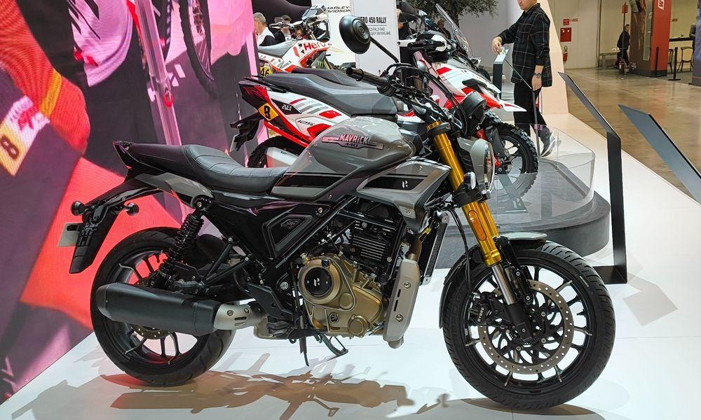 EICMA 2024: बदली हुई हीरो मैवरिक 440 गोल्डन यूएसडी फोर्क्स, टीएफटी डिस्प्ले और बहुत से फीचर्स के साथ हुई पेश EICMA 2024: बदली हुई हीरो मैवरिक 440 गोल्डन यूएसडी फोर्क्स, टीएफटी डिस्प्ले और बहुत से फीचर्स के साथ हुई पेश