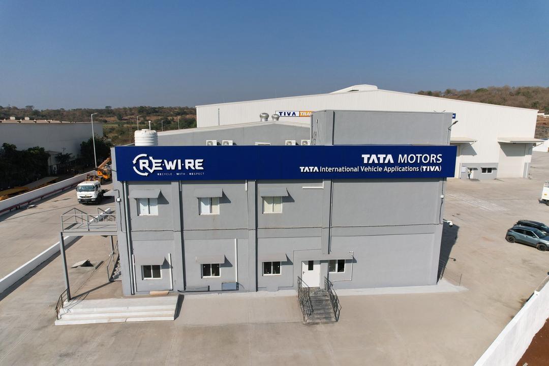 Tata Motors & Tata International Opens Registered Vehicle Scrapping Facility In Pune नई प्लांट, जिसे 'Re.Wi.Re - Recycle with Respect' नाम दिया गया है, यात्री और कमर्शियल दोनों वाहनों को स्क्रैप करने के लिए सुसज्जित है.