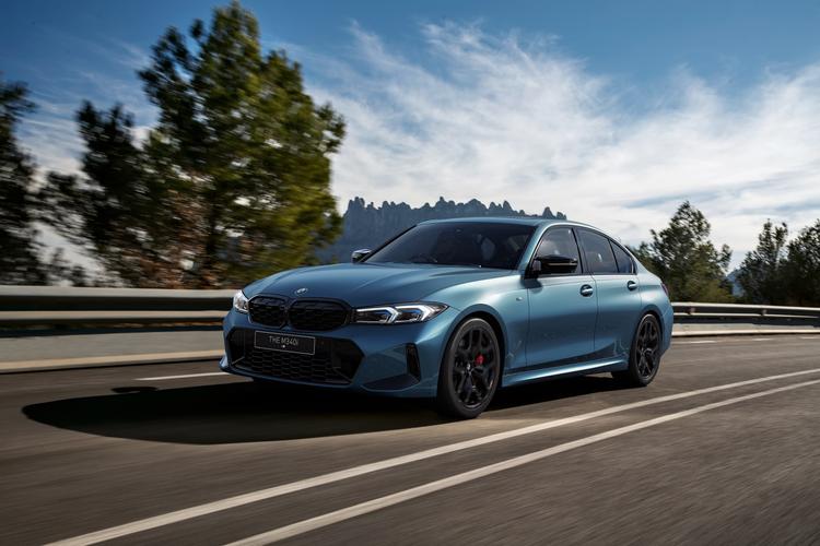 Updated BMW M340i Launched In India; Priced At Rs 74.90 Lakh मानक के रूप में एम एडेप्टिव सस्पेंशन के अलावा दो नए रंग विकल्प मिलते हैं. कीमत में रु.5.7 लाख से अधिक की बढ़ोतरी देखी गई है.