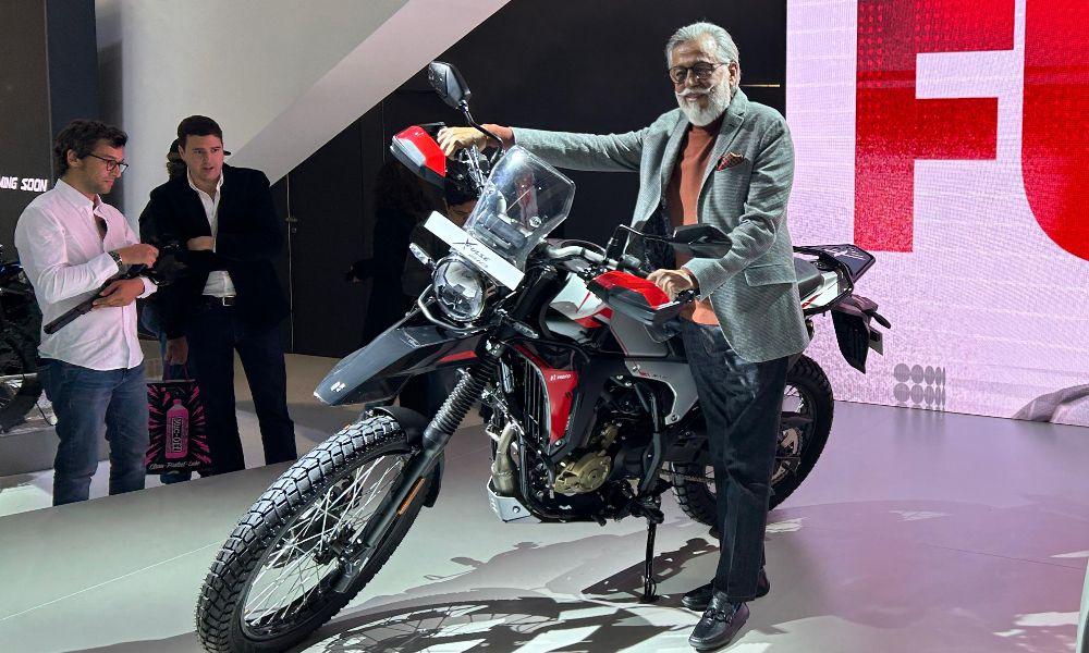 EICMA 2024: हीरो एक्सपल्स 210 हुई पेश, नया टीएफटी डिस्प्ले के साथ मिला एडजस्टेबल सस्पेंशन एक्सपल्स 210 एक बड़े 210 सीसी इंजन के साथ आती है और इसमें अपने पिछले मॉडल की तुलना में कई कॉस्मेटिक बदलाव किए गए हैं.