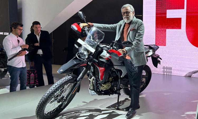 EICMA 2024: Hero Xpulse 210 Unveiled; Gets New TFT Display, Adjustable Suspension एक्सपल्स 210 एक बड़े 210 सीसी इंजन के साथ आती है और इसमें अपने पिछले मॉडल की तुलना में कई कॉस्मेटिक बदलाव किए गए हैं.