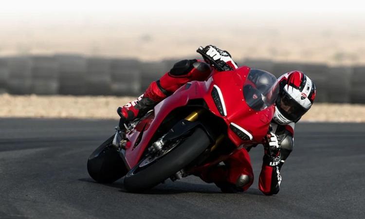 2025 Ducati Panigale V2, Streetfighter V2 Recalled In The US रिकॉल में बताया गया है कि वायरिंग असेंबली के दौरान गलती से दो ABS फ्यूज गलत जगह पर लग गए होंगे, जिससे दुर्घटना का खतरा बढ़ सकता है.
