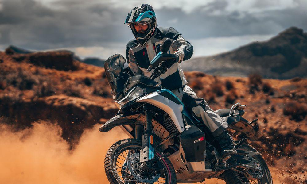 CFMoto 800MT-X Unveiled At EICMA 2024 केटीएम के साथ CFMoto की साझेदारी के परिणामस्वरूप, CFMoto 800MT-एक्स में केटीएम 790 एडवेंचर के साथ कुछ समानताएं हैं.