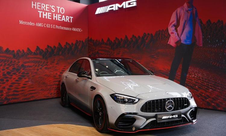 Mercedes-AMG C63 S E-Performance Launched In India at Rs 1.95 Crore AMG C63 के नए वैरिएंट में V8 को हटाकर हाइब्रिड सेटअप के साथ छोटा चार-सिलेंडर इंजन लगाया गया है.
