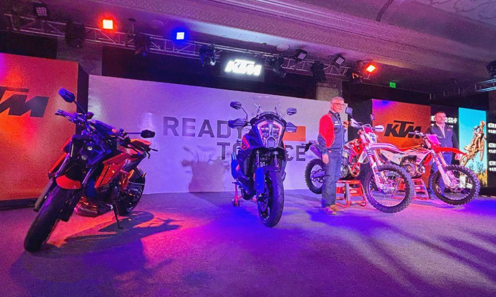 KTM 890 Duke R, 890 Adventure R, 1390 Duke R EVO And More Launched In India ऑस्ट्रियाई ब्रांड ने कुल सात मोटरसाइकिलों के साथ अपने प्रीमियम मोटरसाइकिल पोर्टफोलियो को फिर से लॉन्च किया है जिसमें 890 ड्यूक आर, 890 एडवेंचर आर, 1390 ड्यूक आर ईवीओ, 1290 सुपर एडवेंचर एस और तीन एंडुरो मोटरसाइकिल शामिल हैं.