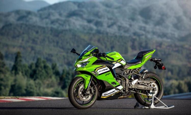 2025 Kawasaki ZX-4RR Launched In India At Rs 9.42 Lakh अपडेटेड बाइक में एकमात्र ध्यान देने लायक बदलाव नया लाइम ग्रीन/एबोनी/ब्लिजार्ड व्हाइट रंग विकल्प है.