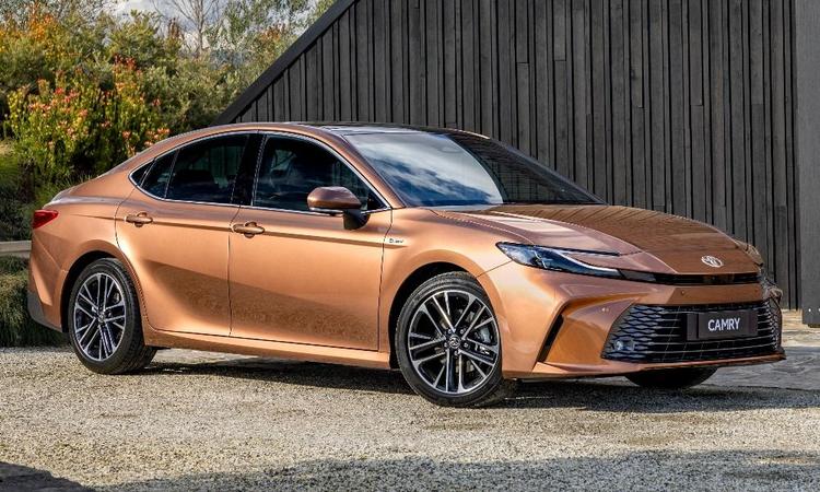 2025 Toyota Camry Launch Tomorrow: Price Expectation नया मॉडल, जिसे टोयोटा द्वारा नौवीं पीढ़ी की कैमरी कहा जाता है, मूलतः निवर्तमान सेडान का एक अत्यधिक बदला हुआ वैरिएंट है.