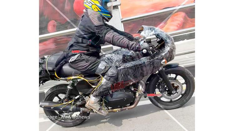 Royal Enfield Continental GT 750 Spotted On Test ऐसा लगता है कि रॉयल एनफील्ड एक नए 750 सीसी ट्विन प्लेटफॉर्म पर काम कर रही है, जो संभवतः मौजूदा 650 ट्विन्स इंजन की जगह लेगा. एक नई 750 सीसी कैफे रेसर को टैस्टिंग के दौरान देखा गया है.