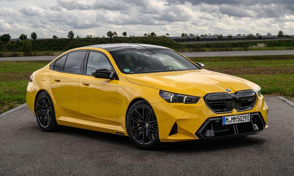 2025 BMW M5 Launched In India At Rs 1.99 Crore सातवीं पीढ़ी की M5 में केवल V8 इंजन की जगह हाइब्रिड इंजन मिलता है, जो कुल 717 बीएचपी की ताकत और 1,000 एनएम टॉर्क बनाता है.