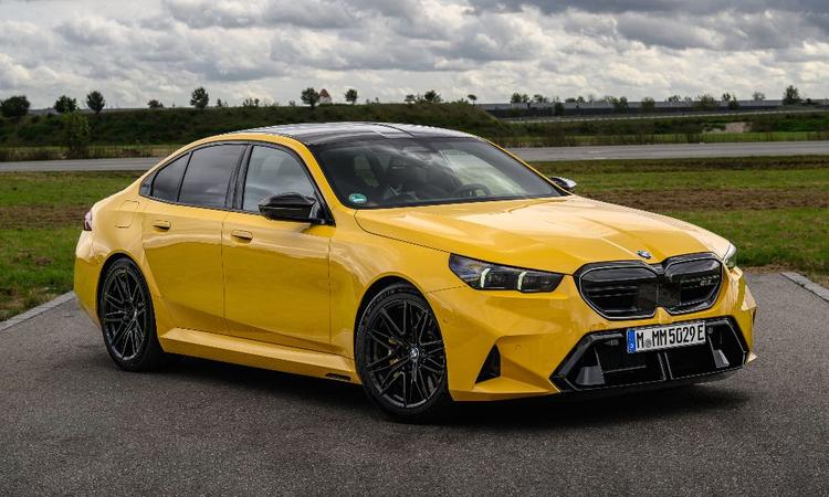 2025 BMW M5 Launched In India At Rs 1.99 Crore सातवीं पीढ़ी की M5 में केवल V8 इंजन की जगह हाइब्रिड इंजन मिलता है, जो कुल 717 बीएचपी की ताकत और 1,000 एनएम टॉर्क बनाता है.