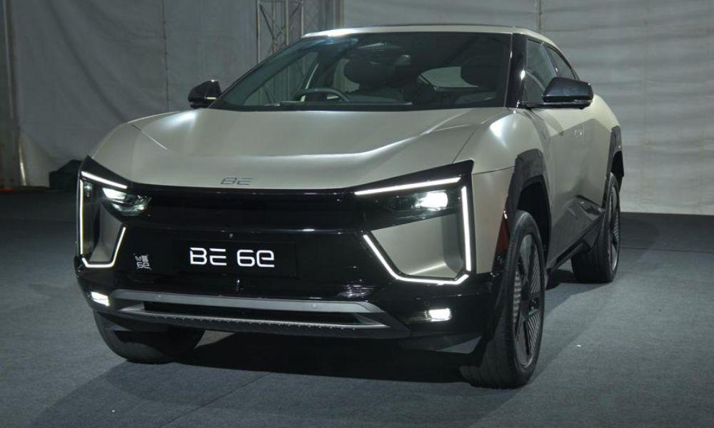 नई BE 6e टाटा कर्व ईवी को टक्कर देने के लिए तैयार है, जिसकी शुरुआती कीमत रु. 18.90 लाख (एक्स-शोरूम) है.