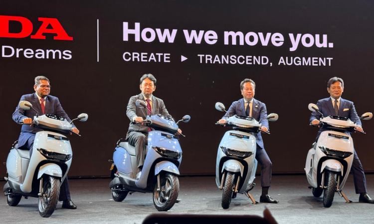 Honda Activa :e And QC1 Electric Scooters Unveiled; Bookings Open On January 1 यह स्वैपेबल और फिक्स्ड बैटरी मॉडल विकल्पों की पेशकश करते हुए ईवी बाजार में होंडा की निश्चित प्रविष्टि का प्रतीक है. हालांकि कीमतों की घोषणा अभी बाकी है, होंडा इलेक्ट्रिक्स की बुकिंग 1 जनवरी 2025 से शुरू होगी.