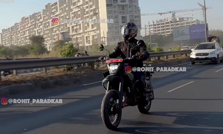 KTM 390 SMC R Spotted On Test In India
अगली पीढ़ी के केटीएम 390 एडवेंचर और केटीएम 390 एंडुरो आर को पहले ही प्रदर्शित किया जा चुका है, और 390 एसएमसी-आर, सुपरमोटो वैरिएंट को 2025 में भारतीय बाजार में भी लॉन्च किए जाने की संभावना है.