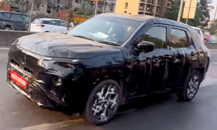Maruti Suzuki Grand Vitara Facelift Spied On Test नई मारुति सुजुकी ग्रांड विटारा के एक टैस्टिंग मॉडल को पहली बार टैस्टिंग के दौरान देखा गया है.