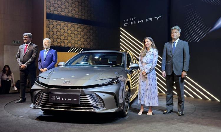 2025 Toyota Camry Launched In India At Rs 48 Lakh पूरी तरह से एक वैरिएंट में पेश किए गए, नए मॉडल को कई नए फीचर्स के साथ एक पूरी तरह से नया डिज़ाइन मिलता है.