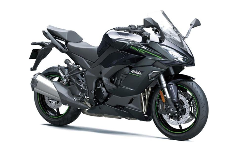 निंजा 1000SX की जगह, निंजा 1100SX सिंगल मानक वैरिएंट और एक काले/ग्रे रंग योजना में पेश किया गया है.