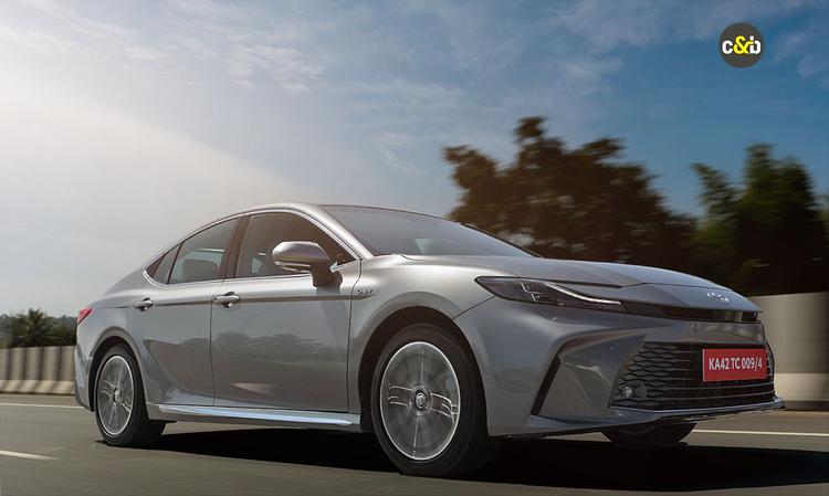 Toyota Camry Recalled In India Over Reverse Camera Fault; More Than 2,200 Units Affected प्रभावित यूनिट्स के ECU में सॉफ्टवेयर की गड़बड़ी के कारण रियरव्यू डिस्प्ले तस्वीर रुक सकती है या ब्लैक स्क्रीन सामने आ सकती है.