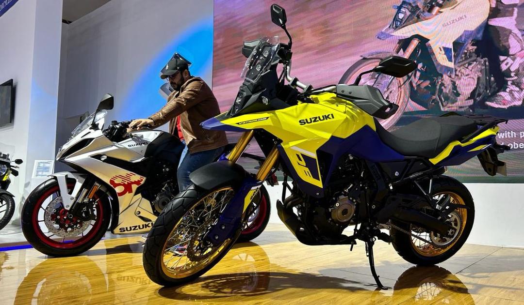 Suzuki V-Strom 800 DE Launched In India; Priced At Rs. 10.3 Lakh सुजुकी मोटरसाइकिल इंडिया ने ₹10.30 लाख की शुरुआती कीमत पर वी-स्ट्रॉम 800 DE को लॉन्च किया है. देशभर में सुजुकी डीलरशिप पर मोटरसाइकिल की बुकिंग शुरू हो गई है.