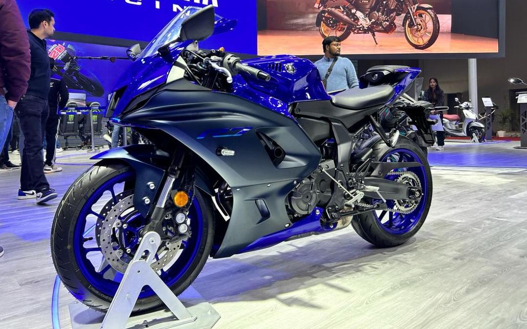Yamaha YZF-R7, MT-07 Unveiled At Bharat Mobility Global Expo 2024 मिडिलवेट यामाहा ट्विन्स, नेकेड MT-07 और फुल-फेयर्ड R7 को देश में लॉन्च किए जाने की संभावना है, इसलिए इनको भारत मोबिलिटी ग्लोबल एक्सपो 2024 में दिखाया गया है.