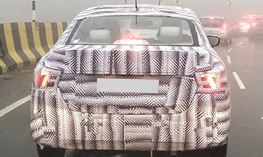 ऐसा लगता है कि नई पीढ़ी की सेडान ने मौजूदा मॉडल के आकार को बरकरार रखा है, लेकिन इसमें नई पीढ़ी की स्विफ्ट से लिए गए नए स्टाइल संकेत होंगे.