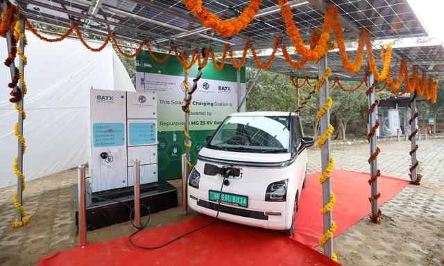 ऑफ-ग्रिड सौर ईवी चार्जिंग स्टेशन स्वतंत्र रूप से चलता है और इसका उद्देश्य 2- और 4-पहिया वाहनों सहित सभी तरह के वाहनों की जरूरतों को पूरा करना है.