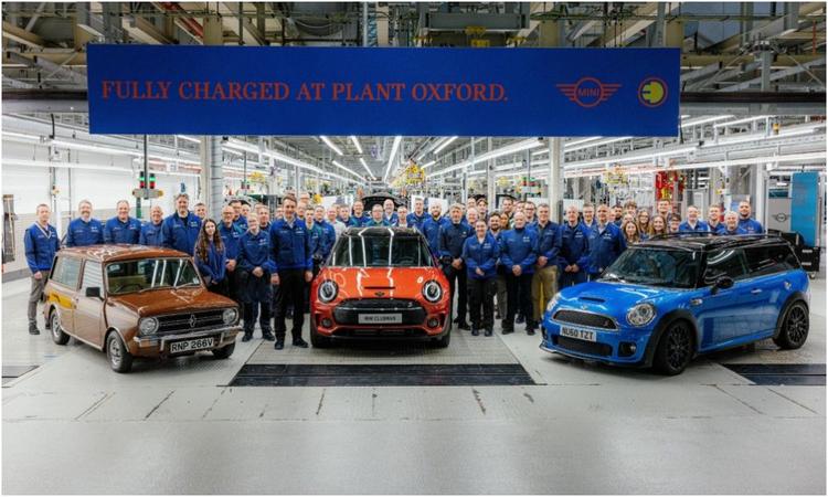 Mini Clubman Production Ends After 17 Years मिनी क्लबमैन की जगह कंपनी अब एसमैन नाम के मॉडल के पेश करेगी जो एक इलेक्ट्रिक कार होगी.