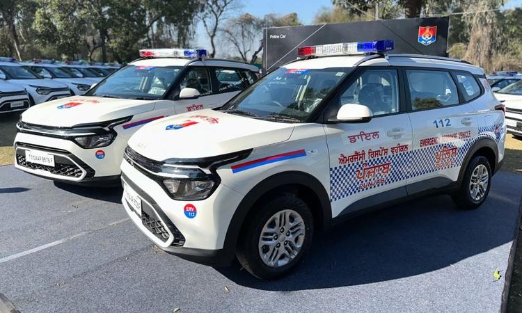 Over 70 Purpose-Built Kia Carens MPVs Delivered To Punjab Police पंजाब पुलिस के लिए उद्देश्य से बनी किआ कारेंज उच्च तीव्रता वाली स्ट्रोब लाइट, पब्लिक अनाउंसमेंट सिस्टम और बाहरी डिकल्स के साथ आती है.