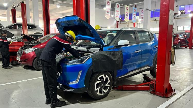 Nissan Magnite Long-Term Final Report: The Service Centre Visit लंबी अवधि के निसान मैग्नाइट के साथ हमारा समय सर्विस सेंटर की नियमित यात्रा के साथ समाप्त हुआ और यह इसी तरह बीत गया.