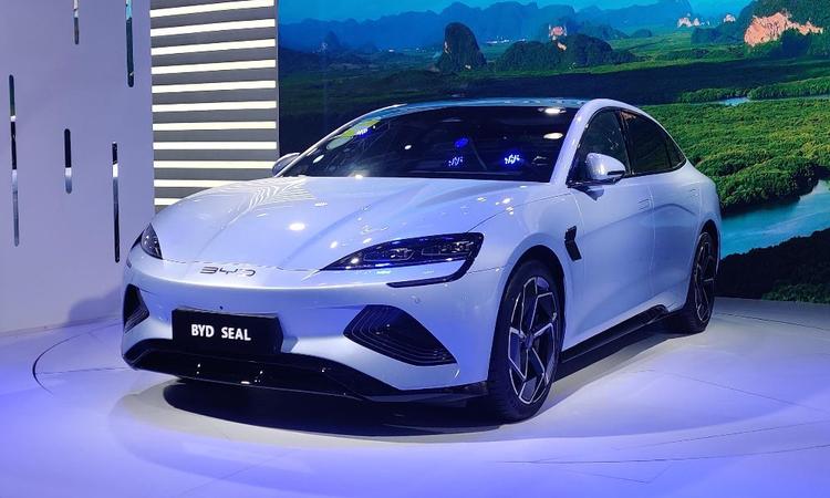 BYD Seal EV India Launch On March 5; Set To Be Priciest BYD Yet बीएमडब्ल्यू i4 और टेस्ला मॉडल 3 जैसे प्रतिद्वंद्वी के रूप में बनी, BYD सील, डुअल मोटर के साथ 500 बीएचपी से अधिक की ताकत बनाती है.