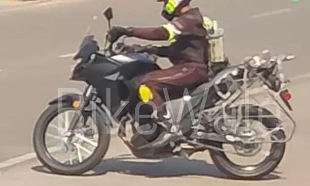 Kawasaki Versys X-300 Spotted Testing In India मोटरसाइकिल को बंद होने से पहले 2017 में भारत में बिक्री के लिए पेश किया गया था.