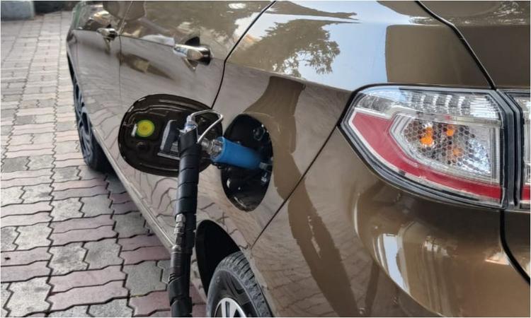 IBB Report 2023: Fewer Buyers For CNG, Petrol Dominates Pre-Owned Car Buyers Choice यूज़्ड कार खरीदने वालों में से केवल 4.16 प्रतिशत ने सीएनजी वाहनों तो चुना जबकि 30 प्रतिशत ने डीजल और 65 प्रतिशत ने पेट्रोल कारें खरीदीं.