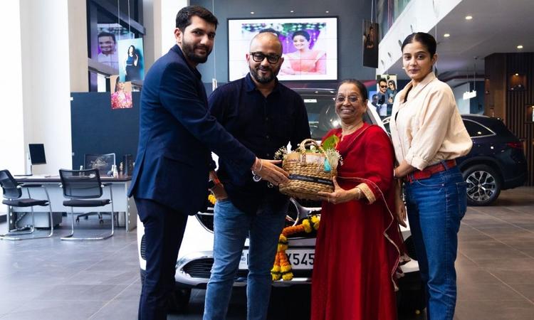 Actor Priya Mani Takes Delivery Of Her New Mercedes-Benz GLC Luxury SUV अभिनेत्री प्रिया मणि ने नई मर्सिडीज-बेंज जीएलसी पोलर व्हाइट शेड में खरीदा है