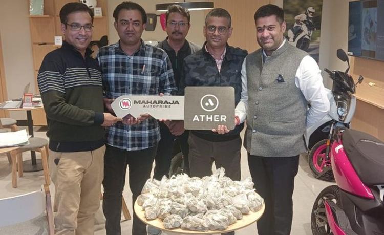 Customer Buys Ather Worth Over Rs 1 Lakh Using Rs 10 Coins जयपुर के एक ग्राहक ने अपने एथर इलेक्ट्रिक स्कूटर के लिए रु 10 के सिक्कों से भुगतान किया, जिससे डीलरशिप और कंपनी के सीईओ बहुत हैरान हुए.