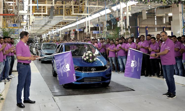 Tata Motors Announces Roll-Out Of 1 Millionth Car From Its Sanand Plant टाटा मोटर्स के साणंद प्लांट ने 2010 में टाटा नैनो को बनाने के लिए सिंगल-मॉडल प्लांट के रूप में परिचालन शुरू किया. आज, यह एक मल्टी-मॉडल प्लांट है जो टियागो और टिगोर मॉडल की पूरी श्रृंखला बनाता है.